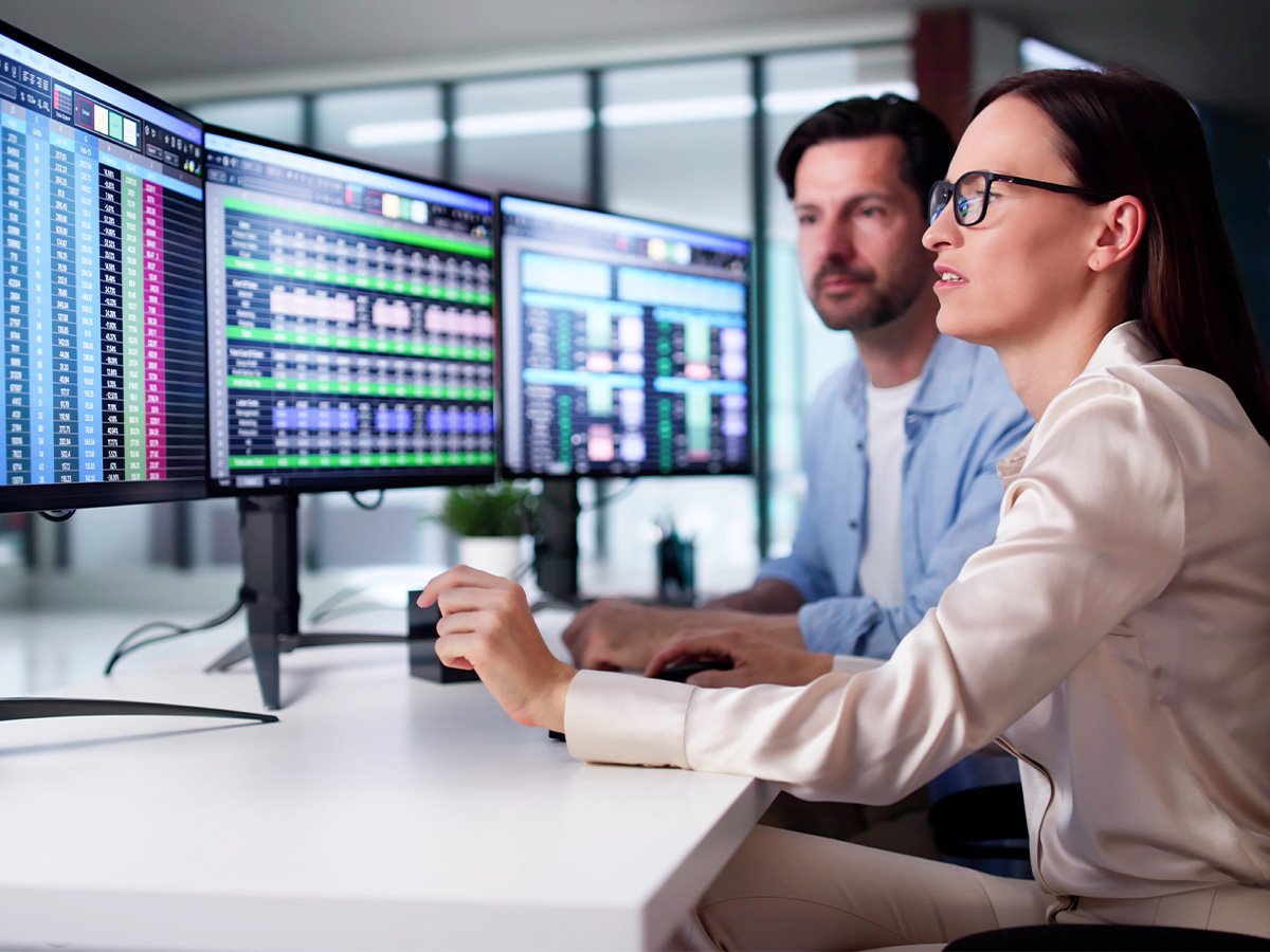 corporate-professionals-problem-solving-together